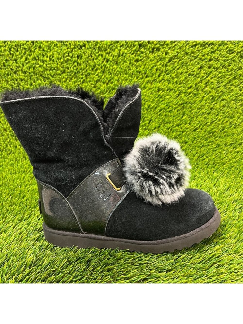 UGG Isley‎ Girls Size 5Y Black Classic Outdoor Suede Chestnut Boots Shoes